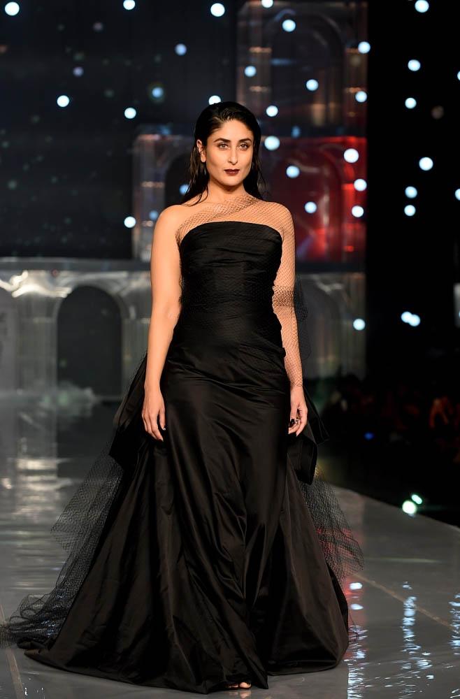 Kareena Kapoor looked stunning in Black gown dress in LMW 2019