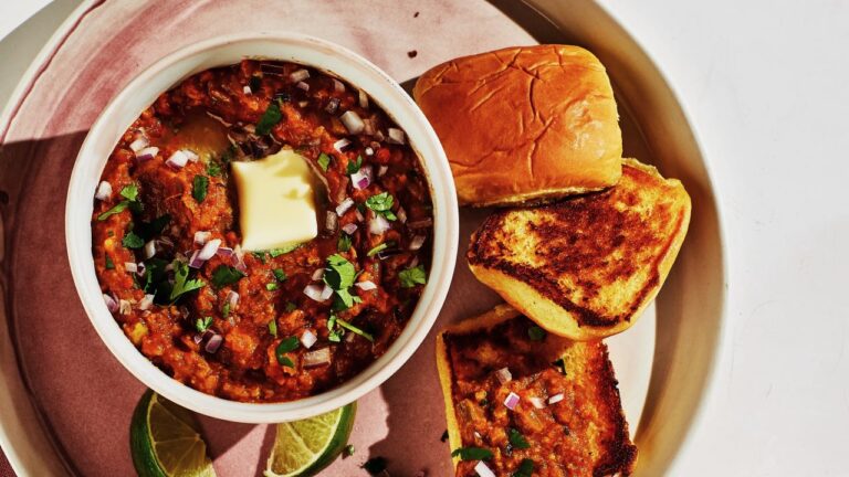 Read more about the article Pav Bhaji Recipe: A Delicious Street Food Delight