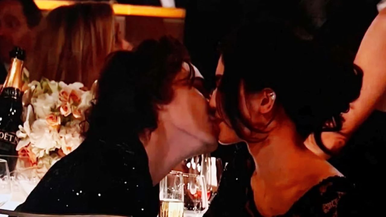 You are currently viewing Timothée Chalamet and Kylie Jenner Kiss at the 2024 Golden Globe Awards