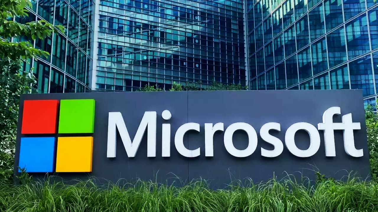 You are currently viewing Microsoft Surpasses Apple as the World’s Most Valuable Public Company with AI Investment